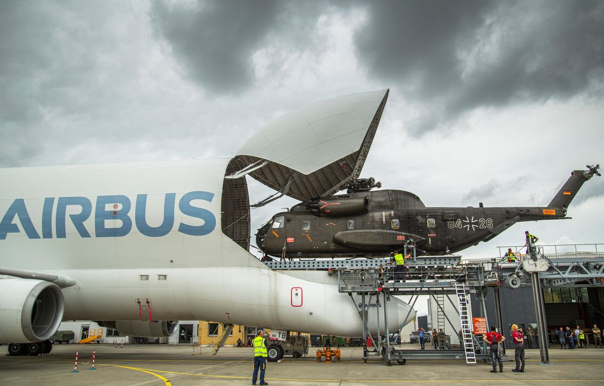 Les avions baleines d'Airbus testés pour des énormes cargaisons militaires