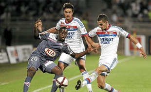 Henri Saivet (à gauche), lors d'un match contre l'Olympique Lyonnais le 26 septembre 2011.
