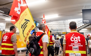 Des grévistes CGT opposés à la réforme de la SNCF, le 8 juin 2018.