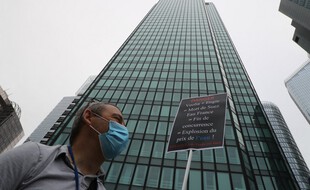 Un manifestant devant le siège de Suez à La Défense, le 8 septembre 2020.