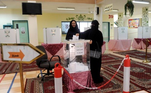 Une femme vote à Jeddah, en Arabie Saoudite, pour les premières élections ouvertes aux femmes.