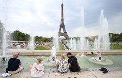 La canicule résiste, des corps dans la Seine et le PSG sacré