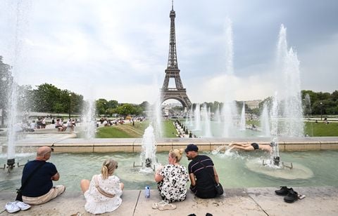 La canicule résiste, des corps dans la Seine et le PSG sacré