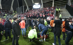 Une barrière s'est effondrée et des supporters lillois sont tombés, lors du match Amiens-Lille le 30 septembre 2017 au Stade de la Licorne.