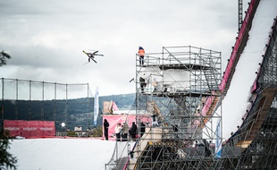 Kevin Rolland, ici lors d'une de ses figures samedi lors des demi-finales du Sosh Big Air à Annecy.