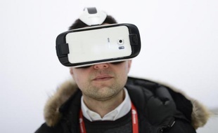 Un visiteur au salon du téléphone mobile à Barcelone, le 2 mars 2015
