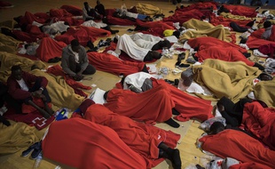Des migrants dorment dans un gymnase à Barbate, dans le sud de l'Espagne.