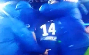 Ezequiel Lavezzi félicite Blaise Matuidi d'une manière très intime lors de la victoire du PSG contre Saint-Etienne en Coupe de la Ligue, le 19 décembre 2013