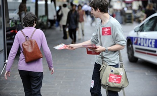 Un jeune distribue des tracts lors de la campagne régionale 2009.