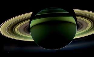 La planète Saturne, vue de la sonde Cassini, en 2012, alors que le Soleil se trouve derrière.
