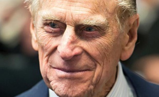Le prince Philip, mari de la reine Elizabeth II, a quitté lundi l'hôpital londonien où il a subi le 7 juin une "opération exploratoire" sous anesthésie générale à l'abdomen, selon des images des chaînes de télévision en continu.