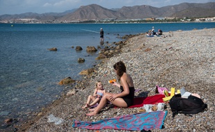 Une mère et sa fille sur la plage en Espagne (image d'illustration).