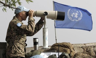 Un membre européen de la Force de l'ONU chargée de l'observation du désengagement (Undof), contrôle la frontière syrienne à partir du Golan en Israël, le 30 août 2014