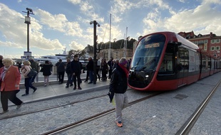 La ligne 2 permet de rejoindre l’aéroport de Nice ou le Cadam depuis le Port Lympia.