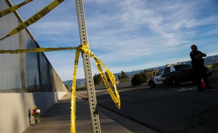 La police a mis en place le 3 décembre 2015 un périmètre de sécurité sur les lieux à San Bernardino, en Californie, d'une tuerie qui a fait la veille 14 morts