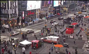 Image extraite d'une vidéo des pompiers de New York, montrant des passants fuir lors d'une fusillade à Times Square le 8 mai 2021.