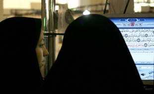 Les virus informatiques Stuxnet et Flame dirigés contre le programme nucléaire de l'Iran marquent le début d'une guerre cybernétique américaine contre Téhéran qui, par le sabotage, pourrait avoir des effets analogues à ceux d'un bombardement, estiment des experts.