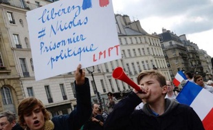 Environ 500 partisans de la Manif pour tous, selon la police, ont manifesté vendredi soir devant le Panthéon à Paris pour exiger la libération d'un militant condamné à de la prison ferme dans le cadre d'actions dénonçant le mariage homosexuel, selon un journaliste de l'AFP.