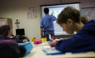 Un enseignant devant un tableau tactile dans une école élémentaire de Paris, le 9 septembre 2014