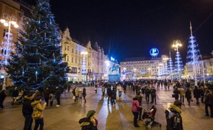 Sapin de Noël et illumination place Ban Jelacic le 13 décembre 2015 à Zagreb