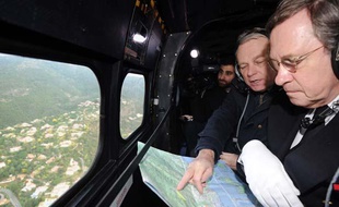 Le Premier ministre Jean-Marc Ayrault et le préfet du Var, Laurent Cayrel, le 20 janvier 2014 survolent Londes-les-Maures et Hyères.