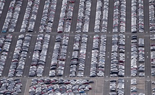 Parking de voitures neuves Peugeot Citroën DS sur le site PSA de Poissy.