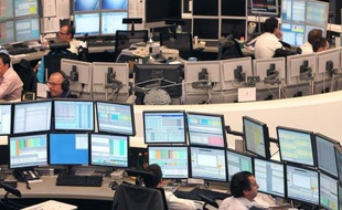 Les marchés financiers ont gardé leur sang froid mardi au lendemain de l'annonce de la mise sous surveillance de la zone euro par Standard and Poor's, les analystes expliquant que cette pression "méritée" sur l'ensemble de l'Union monétaire ne stigmatisera pas un pays en particulier