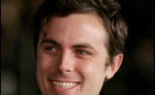 L'acteur Casey Affleck, frère cadet de Ben Affleck, a épousé Summer Phoenix, la petite soeur de l'acteur Joaquin Phoenix, a rapporté lundi le magazine People sur son site internet.