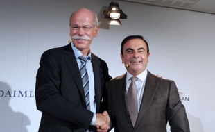 Le groupe automobile allemand Daimler et l'alliance franco-japonaise Renault-Nissan ont annoncé vendredi l'élargissement de leur coopération à deux nouveaux projets, l'un portant sur une nouvelle famille de moteurs et l'autre sur des boîtes de vitesse automatique.