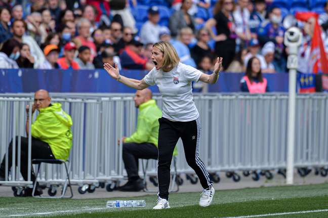 Pour sa première saison complète en tant que coach, Sonia Bompastor vit pleinement ses matchs sur le bord de la touche.