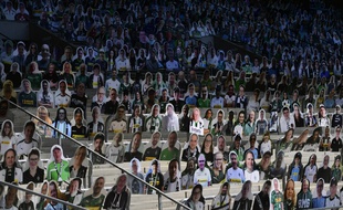 Des supporters en carton dans le Borussia Park de Moenchengladbach, en Bundesliga, le 19 mai 2020.
