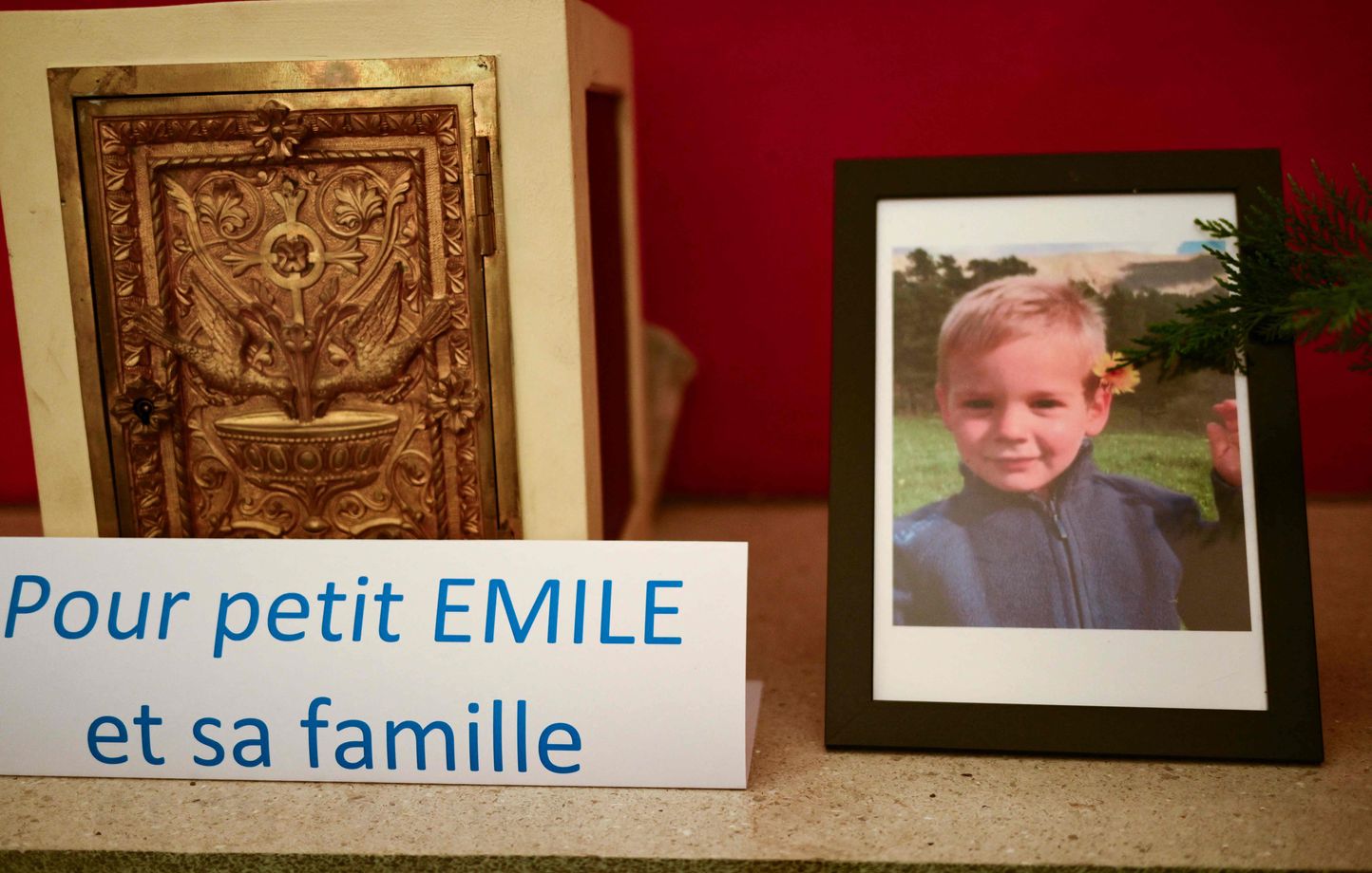 Une carte portant l'inscription « Pour le petit Emile et sa famille » à côté d'un portrait d'Emile, un garçon disparu le 8 juillet 2023 au Vernet, dans le sud-est de la France.