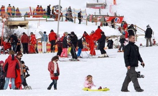 Les Pyrénées, plus habituées à la pénurie qu'à la surabondance d'or blanc, connaissent cette année un enneigement record. Mais l'épais manteau qui recouvre le massif ne fait paradoxalement pas les affaires des stations.