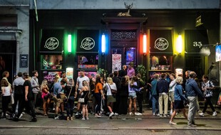Des fêtards dans un bar de Copenhague, au Danemark, le 21 août 2021.