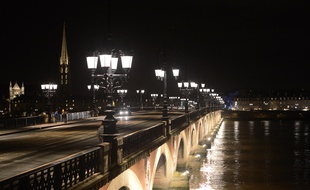 Le père explique que sa petite fille est tombée accidentellement dans la Garonne, alors qu'il l'avait placée sur la rambarde du pont de pierre.