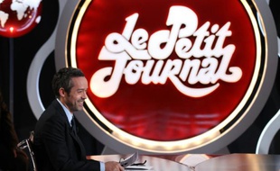 Le présentateur du "Petit Journal" Yann Barthès, l'un des derniers représentants du mordant de l'"esprit canal", a annoncé cette semaine qu'il partait chez TF1. Ici lors de son émission le 15 mars 2012