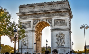 Illustration de l'arc de triomphe à Paris avec des personnes aux alentours