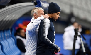 Didier Deschamps et Kylian Mbappé, le 24 mars 2019 avant un match de l'équipe de France.