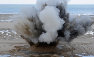 Explosion provoquée par les démineurs, vendredi octobre, à Wissant.