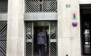 Le Medef a retiré jeudi à Dominique de Calan, ex-numéro deux du patronat de la métallurgie (UIMM) son mandat pour présider la caisse de retraites complémentaires des cadres (Agirc), alors que la justice s'intéresse aux éventuelles ramifications politiques du scandale UIMM.