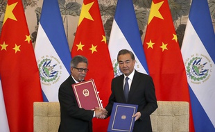 Le Premier ministre d'El Salvador Carlos Castaneda, à gauche, et le ministre des Affaires étrangères, Wang Yi se serrent la main mardi 21 août 2018. El Salvador vient de reconnaître la Chine populaire et rompre ses relations diplomatiques avec Taïwan.