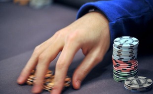Dans un silence de cathédrale, à peine perturbé par le cliquetis des jetons et le bruissement des cartes, deux mille passionnés de poker s'affrontent durant tout le week-end à la Grande Halle de la Villette, à Paris, à l'occasion du plus grand tournoi jamais organisé en France.