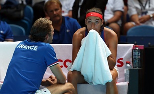 Caroline Garcia tentant de trouver des solutions avec l’entraîneur de l’équipe de France, Julien Benneteau, le 9 novembre 2019 à Perth.