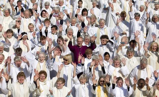 L'archevêque de Canterbury, Justin Welby pose au milieu des femmes prêtres à Londres, le 3 mai 2014.