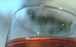 La France, premier producteur mondial de vins rosés, tire la sonnette d'alarme face à un projet de règlement de l'Union européenne autorisant le coupage du blanc et du rouge pour fabriquer un rosé bon marché mais de qualité médiocre.