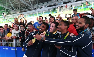 L'équipe de France d'épée célèbre sa médaille d'or en prenant un selfie le 14 août 2016.