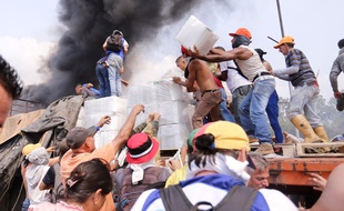 Des Vénézuéliens tentent d'accéder aux cartons d'aide humanitaire à la frontière avec la Colombie, le 23 février 2019