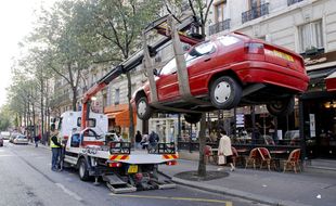 Un véhicule enlevé par la fourière à Paris le 20 septembre 2007.