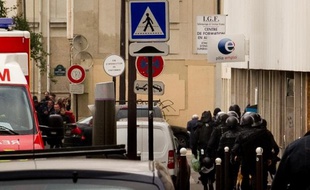 Des policiers aux abords de l'agence Pôle emploi Beaumarchais, dans le 11e arrondissement de Paris, où un forcené a pris deux personnes en otage le 17 octobre 2011.
