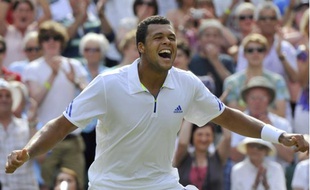 Le tennisman Jo-Wilfried Tsonga, lors de sa victoire en quart de finale de Wimbledon contre Roger Federer le 29 juin 2011.
